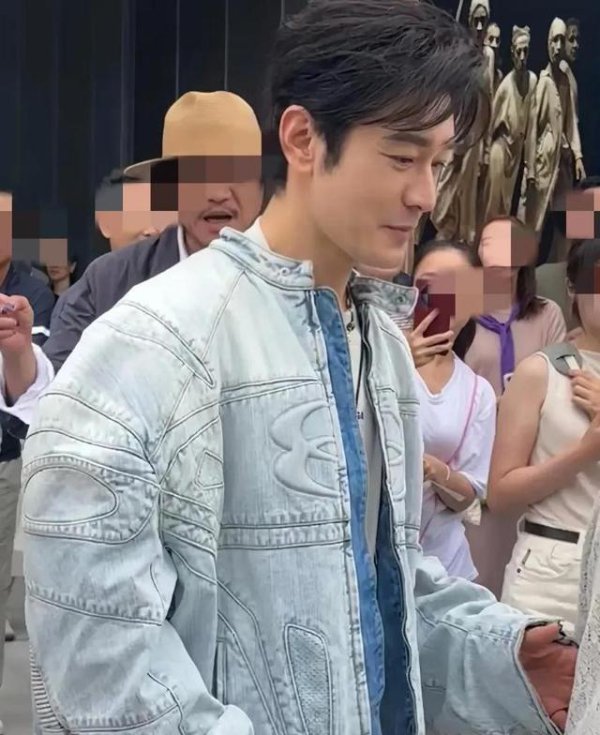 黄晓明假发引热议，服装穿搭遭捉弄，网友直呼“别再梦里游”
