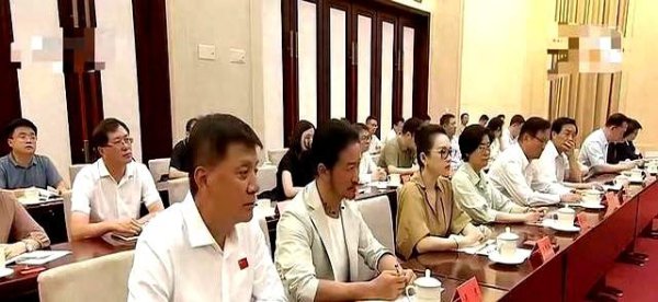 新闻联播12日镜头：请问念显著首张译吴京窘迫，章子怡优雅