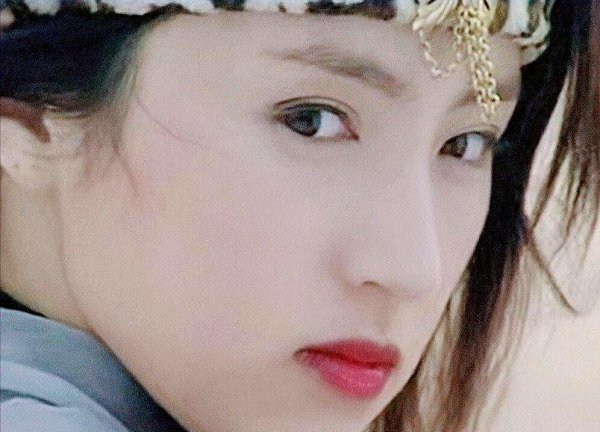 董璇如今情绪憔悴，回望25岁时的她好意思得像年青巩俐