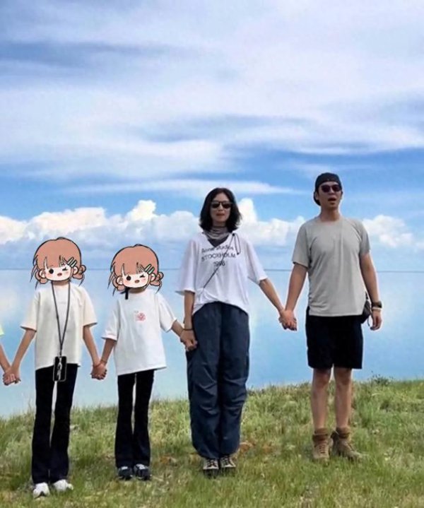 朱亚文一家草原合影，男儿身高暴涨，周一围林家川也加入！