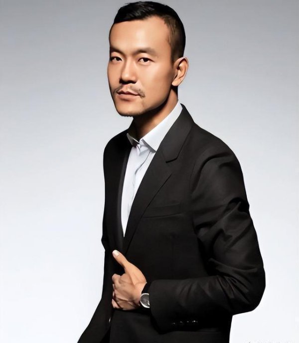 廖凡25年磨一剑，星二代不拼爹成柏林影帝，背后贤妻竟是“星爷御用编剧”