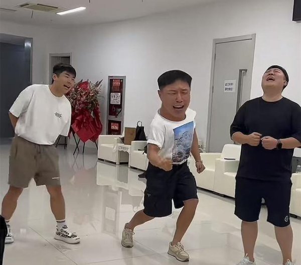 郭德纲师徒后台热练，烧饼奇特穿搭引爆笑，糊口当然意旨