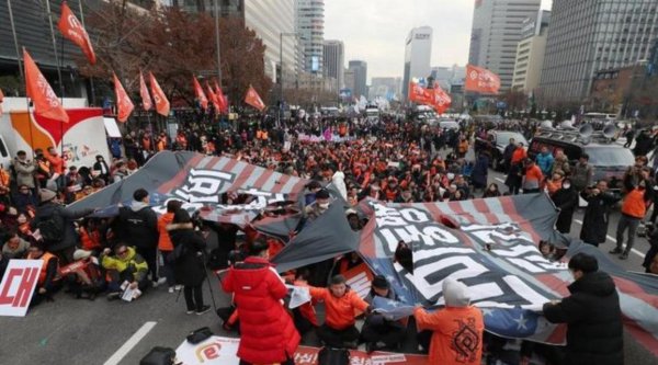李在明这回知说念我方几斤几两了吧，这趟好意思国之行红毯我方带，欢迎惟一两东说念主，仪仗队还像业余水准，韩国悦目在好意思国眼前被透彻击碎