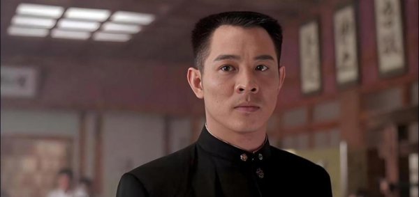 王晶浮现李连杰身体垮掉真因，绝非年齿大，而是年青透支太严重，六部电影替利智还债千万，不舍得为我方费钱选藏