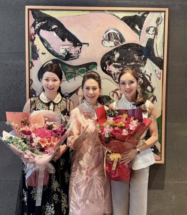 魏骏杰前老婆庆祝三十八岁寿辰，佩带豪表金链展繁荣风姿